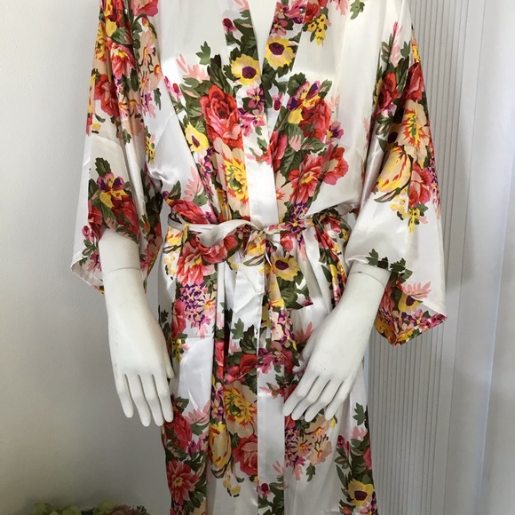 Beautiful ladies floral bathrobe - Picture 2 of 7